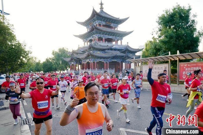 2024澜沧江—湄公河合作大理马拉松鸣枪开跑：