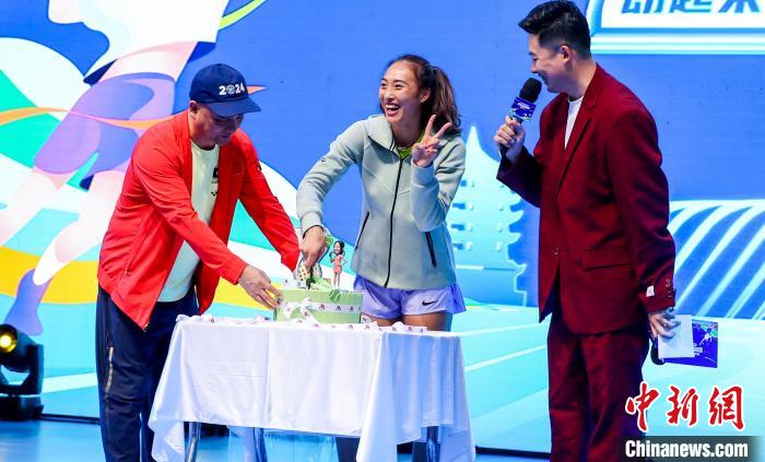 武汉网球公开赛现场为郑钦文22岁生日举办温馨庆