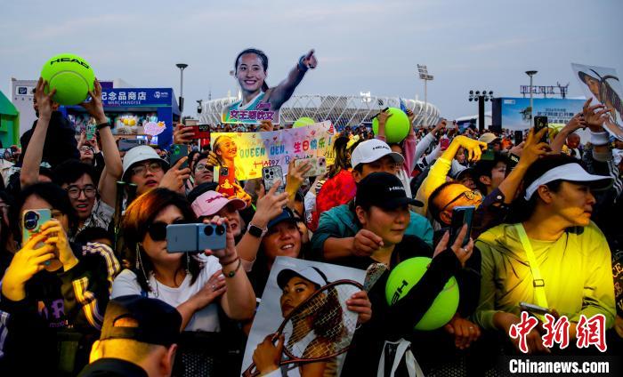 武汉网球公开赛现场为郑钦文22岁生日举办温馨庆