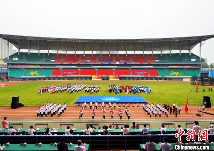 内蒙古第十六届中学生运动会盛大开幕 近万名师
