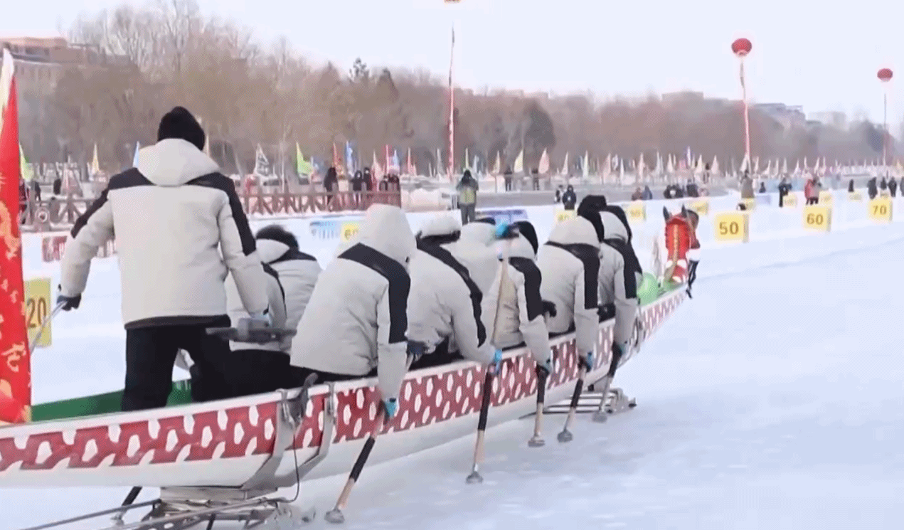 北屯市连续三年举办冰上龙舟赛 吸引300人同场竞